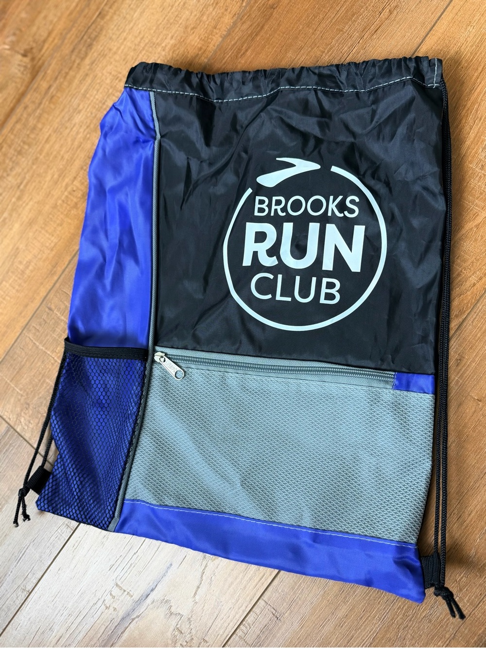 Brooks Run Club Drawstring Cinch Bag in Blue/Black w/ Mesh Zip Pocket NEW/UNUSED